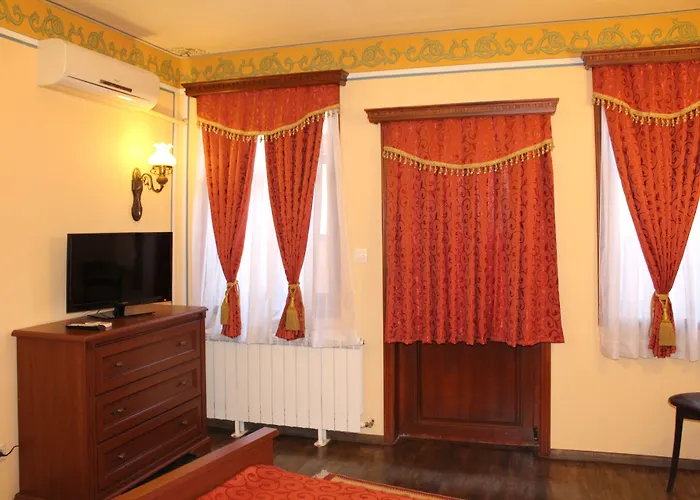 Family At Renaissance Square Hotel 3*