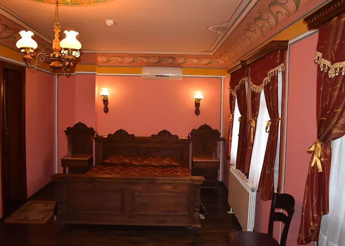 Family At Renaissance Square Hotel 3*