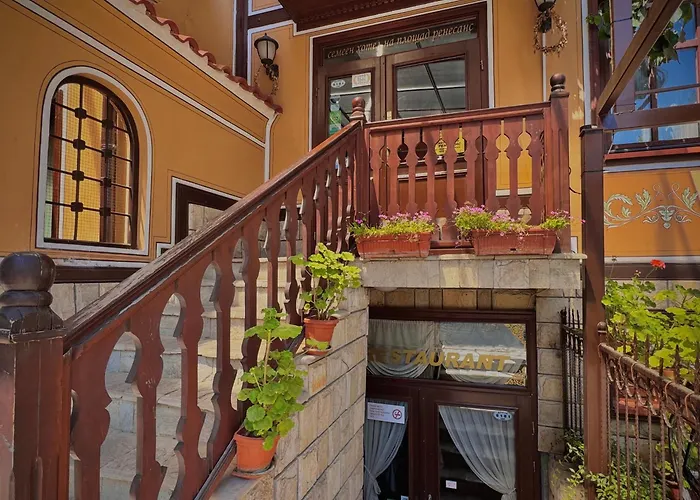 Family At Renaissance Square Hotel 3*