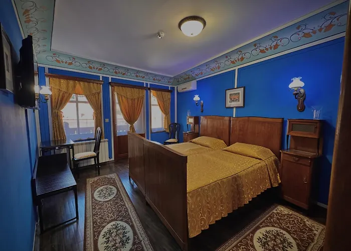 Family At Renaissance Square 3*