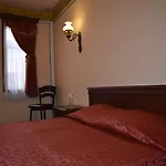 Family At Renaissance Square 3*