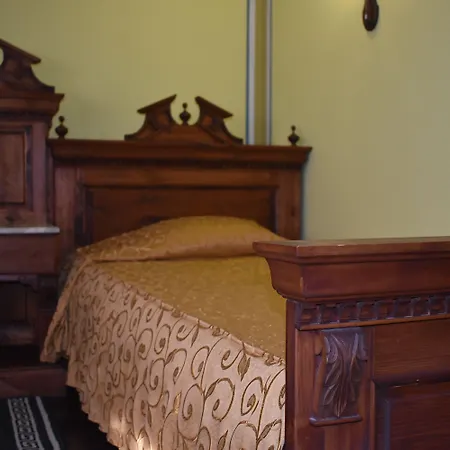 Family At Renaissance Square מלון