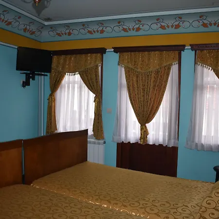 מלון Family At Renaissance Square 3*