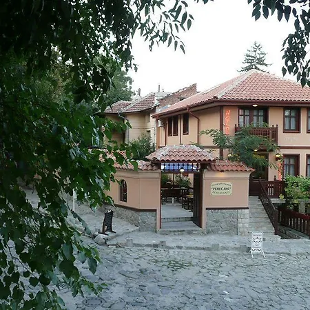 Family At Renaissance Square Отель